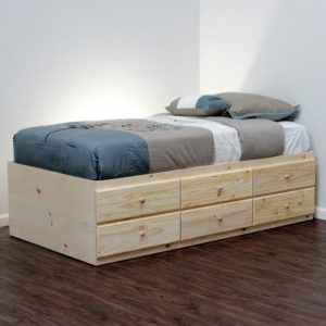 tempat tidur dengan plitur kayu yang bagus