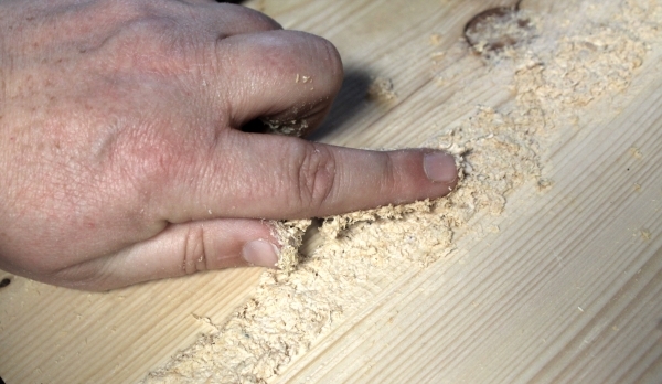 cara menutup pori kayu