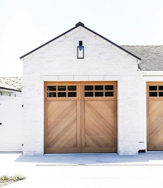rumah dengan pintu garasi dari kayu