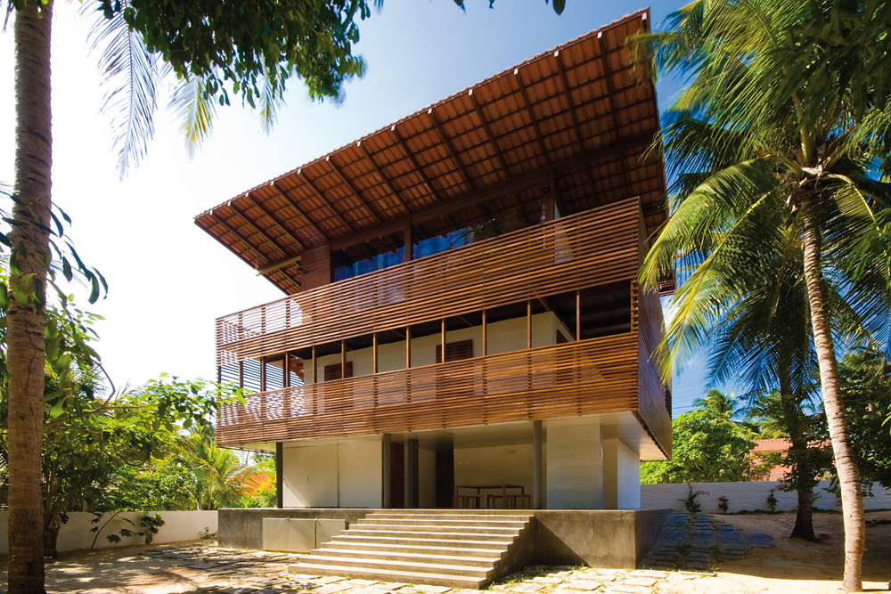 Arsitektur Rumah Iklim Tropis & Penggunaan Cat Kayu Besi Non-Toxic