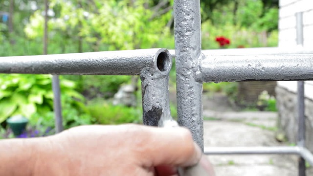 mengecat pagar dari besi