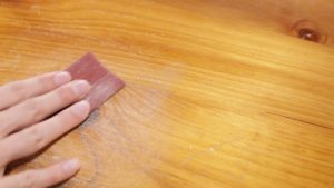 Memperbaiki Goresan Pada Lantai Kayu Dengan Wood Filler