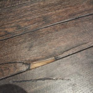 Memperbaiki Goresan Pada Lantai Kayu Dengan Wood Filler