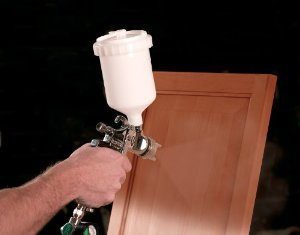 Aplikasi plitur Biovarnish pada pintu kayu untuk tampilan natural