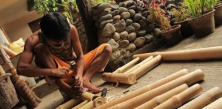 Finishing Kerajinan dari Bambu dengan Pernis