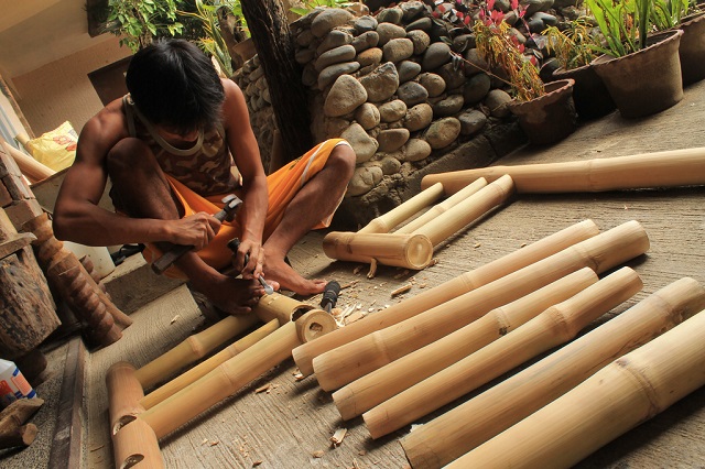 Finishing Kerajinan dari Bambu dengan Pernis